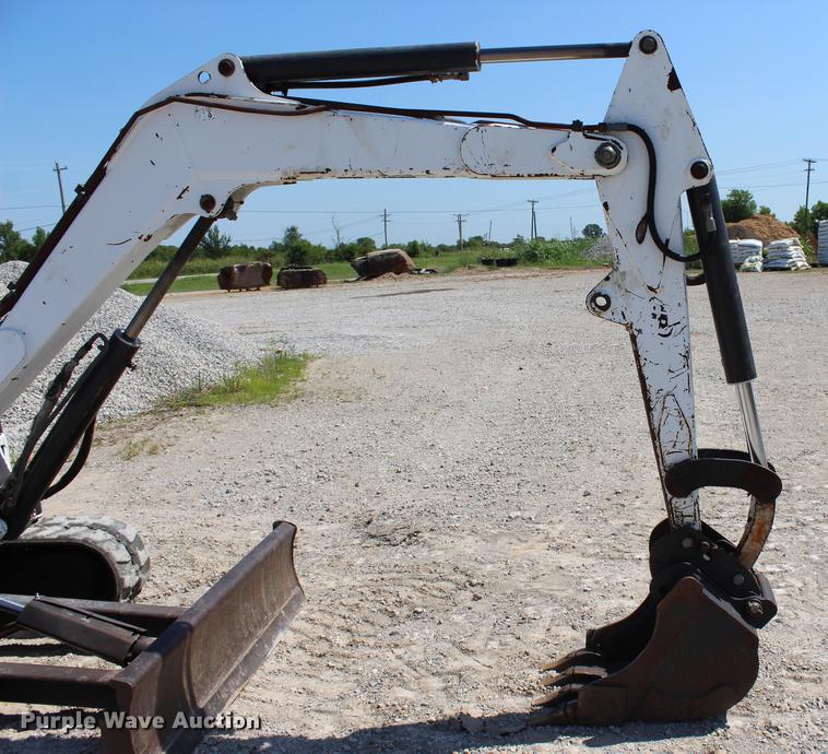 image for item DE3833 2001 Bobcat 331 mini excavator