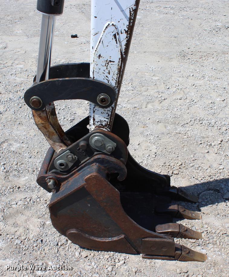 image for item DE3833 2001 Bobcat 331 mini excavator