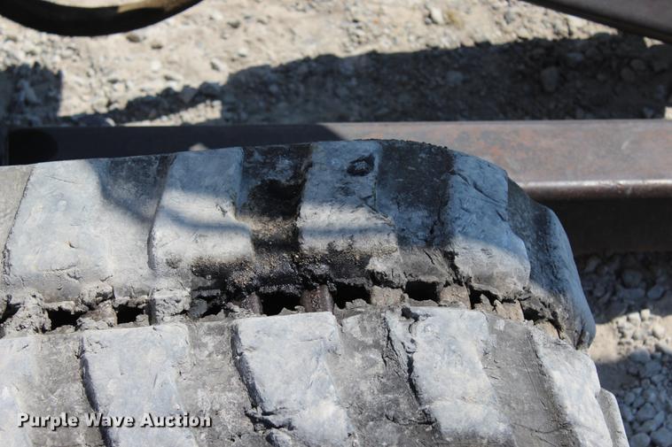 image for item DE3833 2001 Bobcat 331 mini excavator