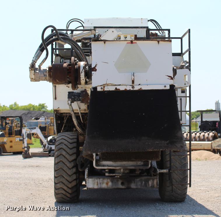 image for item DE3834 1995 Roadtec SB2500 Shuttle Buggy material transfer vehicle