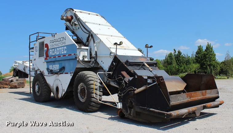 image for item DE3834 1995 Roadtec SB2500 Shuttle Buggy material transfer vehicle