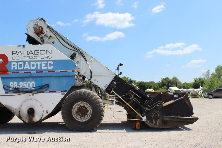 image for item DE3834 1995 Roadtec SB2500 Shuttle Buggy material transfer vehicle