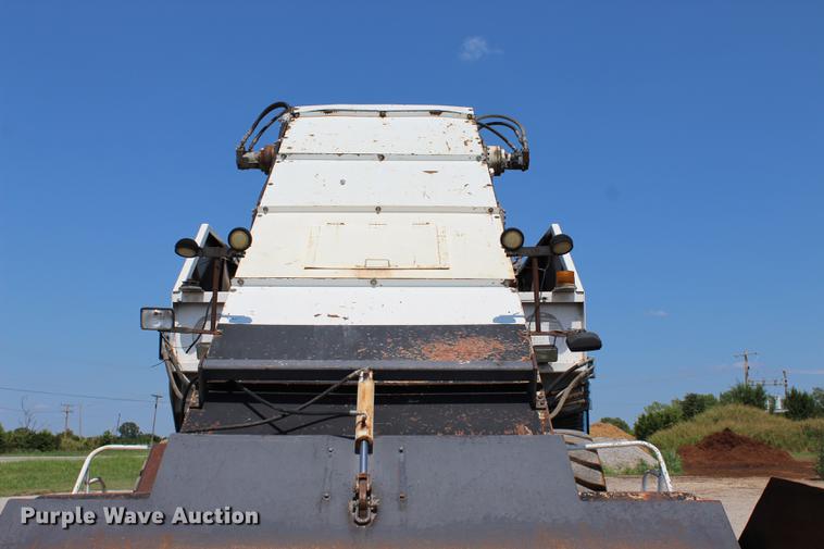 image for item DE3834 1995 Roadtec SB2500 Shuttle Buggy material transfer vehicle