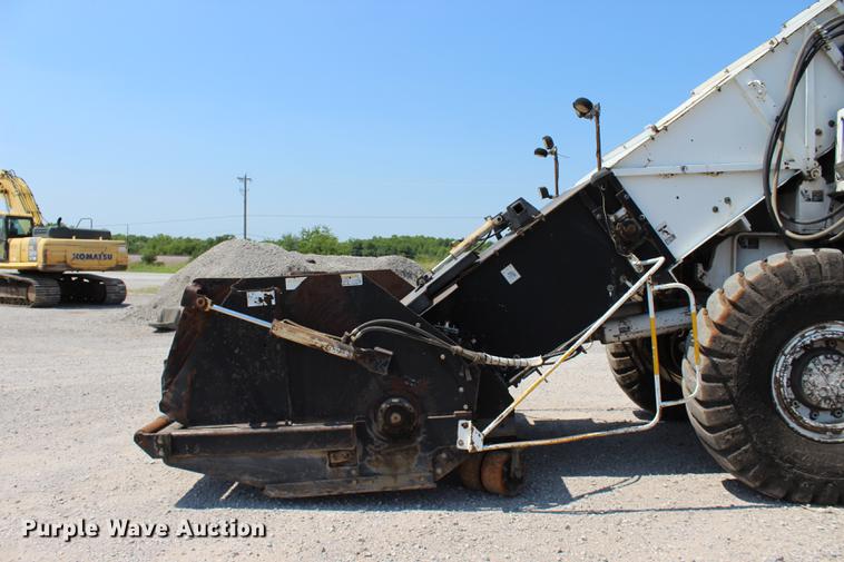 image for item DE3834 1995 Roadtec SB2500 Shuttle Buggy material transfer vehicle