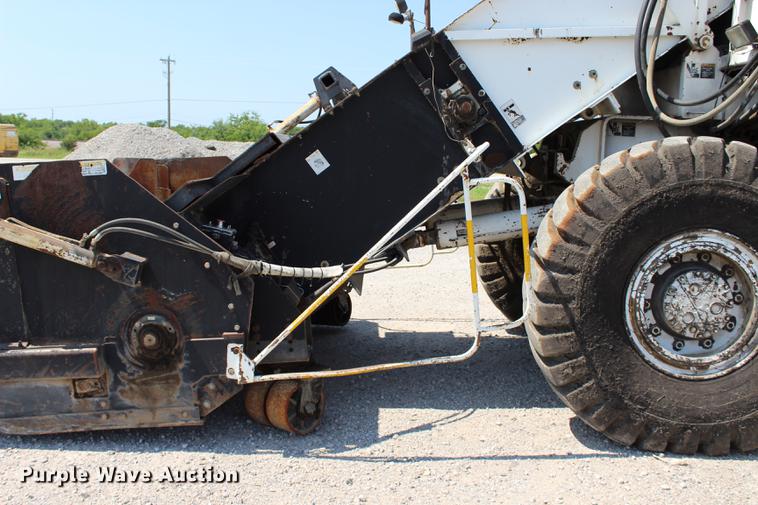 image for item DE3834 1995 Roadtec SB2500 Shuttle Buggy material transfer vehicle