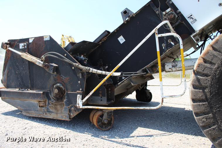 image for item DE3834 1995 Roadtec SB2500 Shuttle Buggy material transfer vehicle