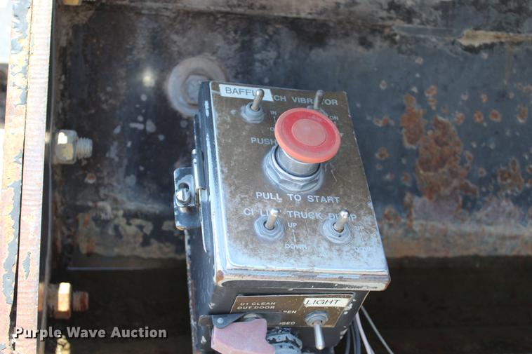 image for item DE3834 1995 Roadtec SB2500 Shuttle Buggy material transfer vehicle