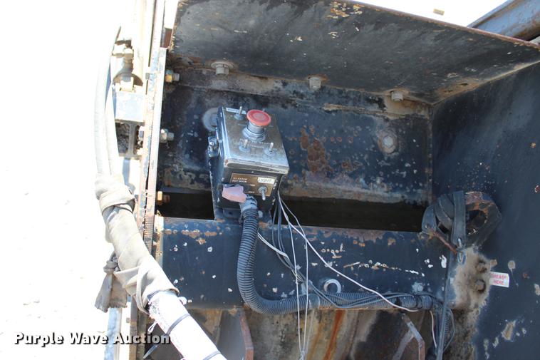 image for item DE3834 1995 Roadtec SB2500 Shuttle Buggy material transfer vehicle