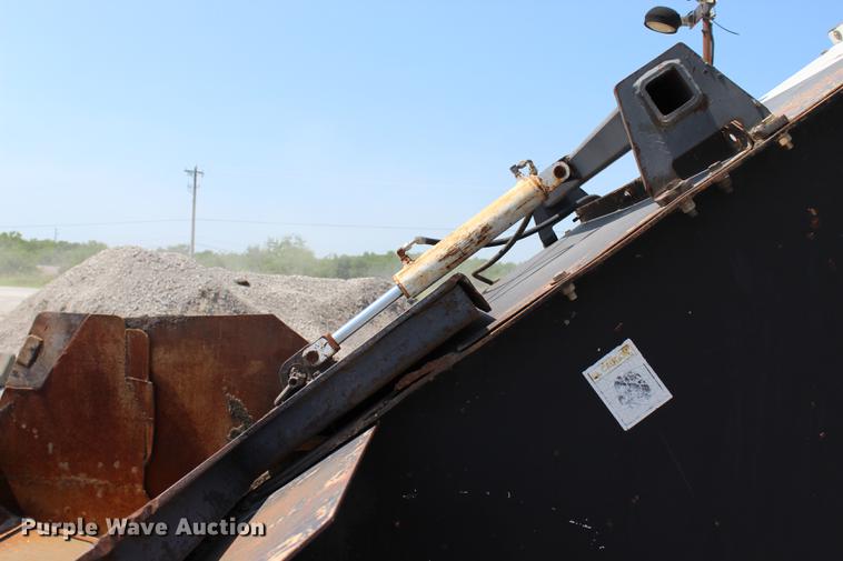 image for item DE3834 1995 Roadtec SB2500 Shuttle Buggy material transfer vehicle