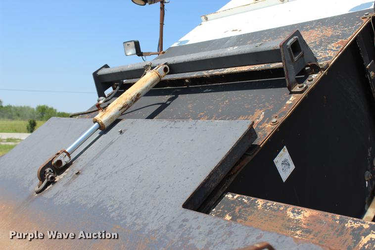 image for item DE3834 1995 Roadtec SB2500 Shuttle Buggy material transfer vehicle