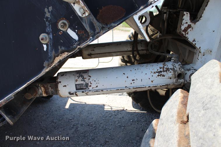 image for item DE3834 1995 Roadtec SB2500 Shuttle Buggy material transfer vehicle