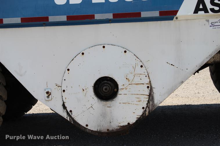 image for item DE3834 1995 Roadtec SB2500 Shuttle Buggy material transfer vehicle