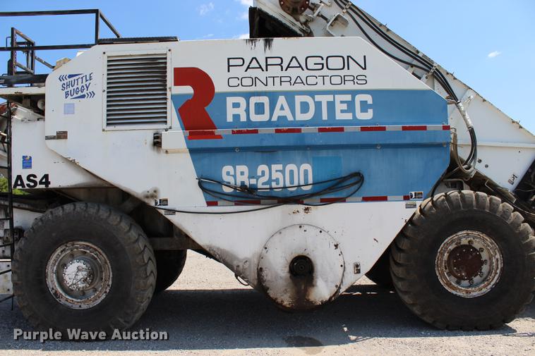 image for item DE3834 1995 Roadtec SB2500 Shuttle Buggy material transfer vehicle