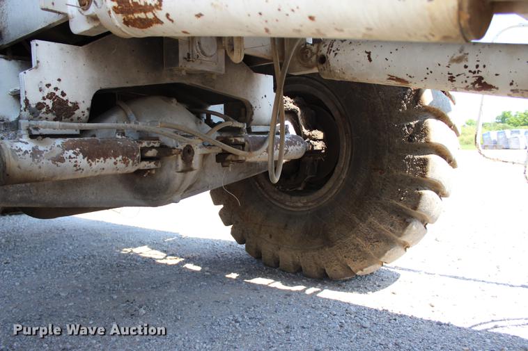 image for item DE3834 1995 Roadtec SB2500 Shuttle Buggy material transfer vehicle