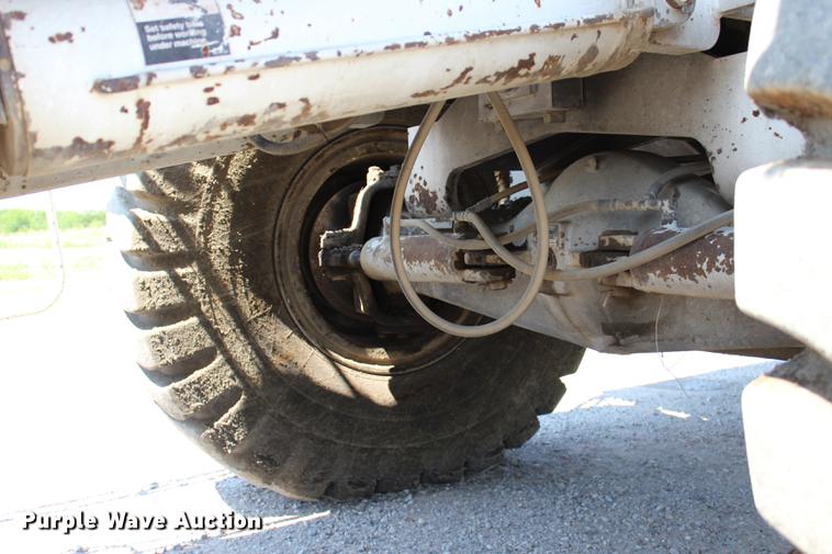 image for item DE3834 1995 Roadtec SB2500 Shuttle Buggy material transfer vehicle