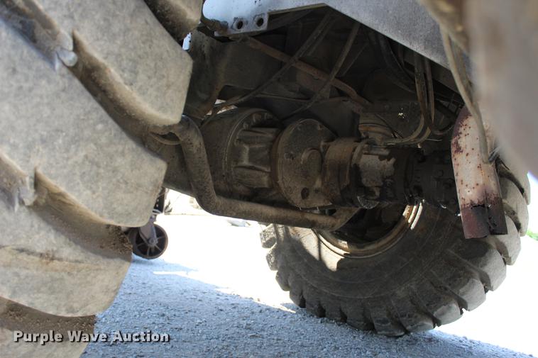 image for item DE3834 1995 Roadtec SB2500 Shuttle Buggy material transfer vehicle