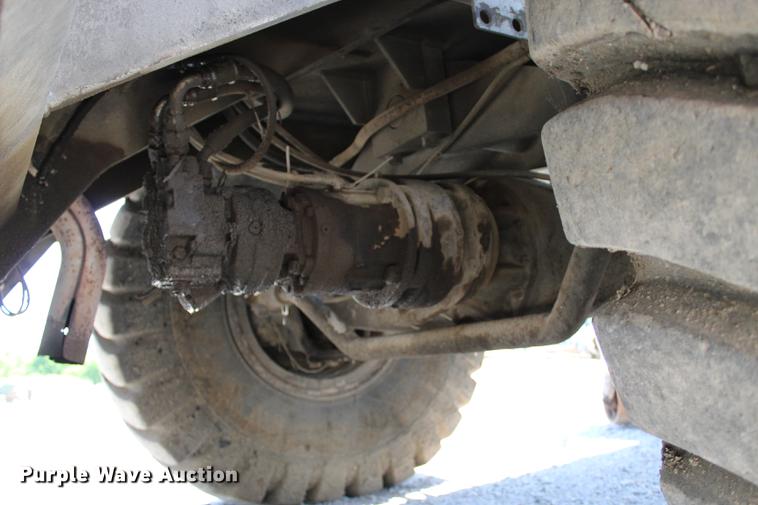 image for item DE3834 1995 Roadtec SB2500 Shuttle Buggy material transfer vehicle