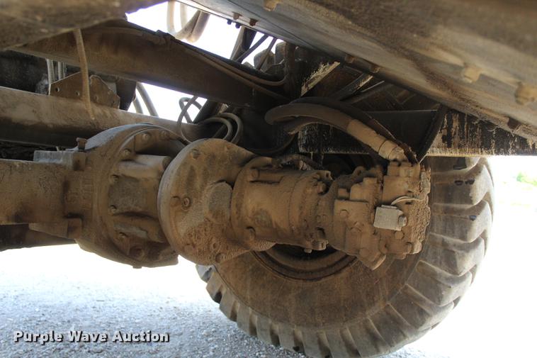 image for item DE3834 1995 Roadtec SB2500 Shuttle Buggy material transfer vehicle