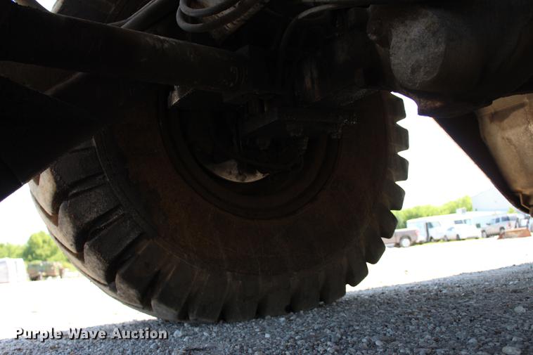 image for item DE3834 1995 Roadtec SB2500 Shuttle Buggy material transfer vehicle