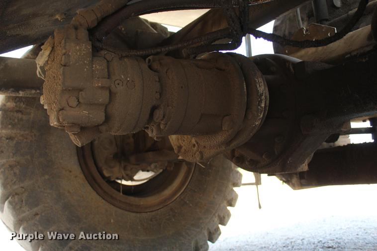 image for item DE3834 1995 Roadtec SB2500 Shuttle Buggy material transfer vehicle