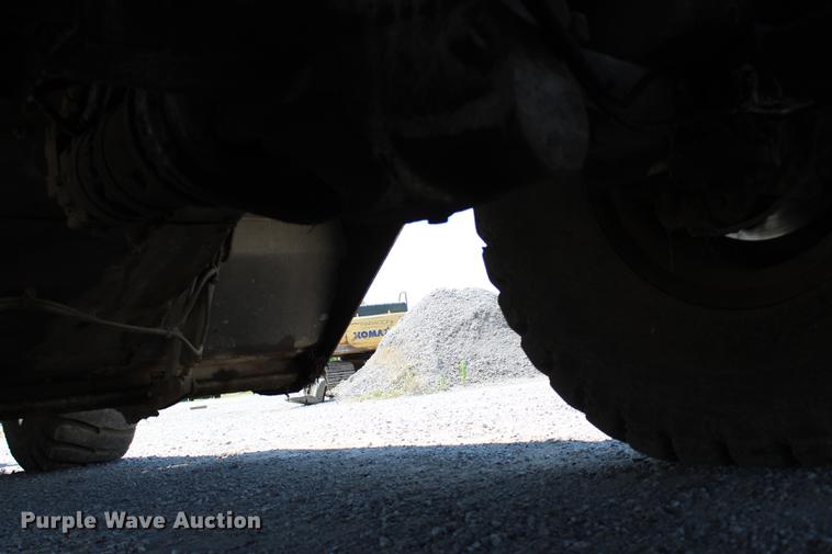 image for item DE3834 1995 Roadtec SB2500 Shuttle Buggy material transfer vehicle