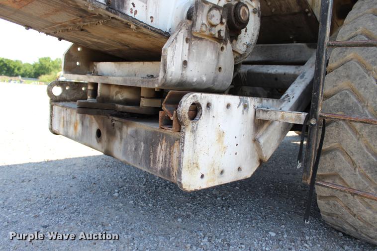 image for item DE3834 1995 Roadtec SB2500 Shuttle Buggy material transfer vehicle