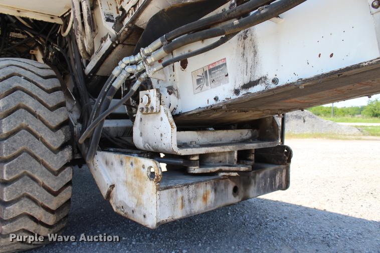 image for item DE3834 1995 Roadtec SB2500 Shuttle Buggy material transfer vehicle