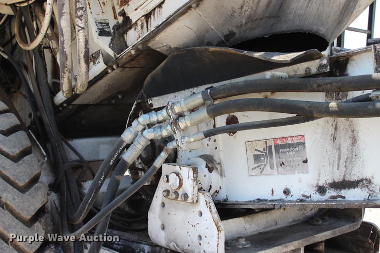 image for item DE3834 1995 Roadtec SB2500 Shuttle Buggy material transfer vehicle