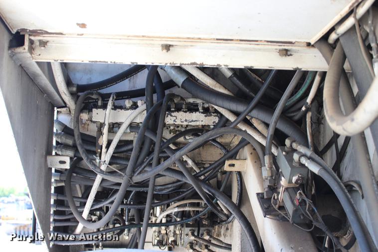 image for item DE3834 1995 Roadtec SB2500 Shuttle Buggy material transfer vehicle