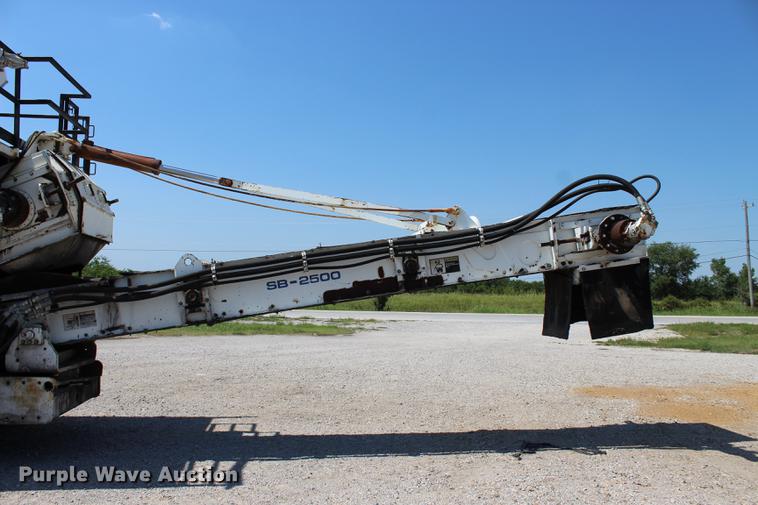 image for item DE3834 1995 Roadtec SB2500 Shuttle Buggy material transfer vehicle