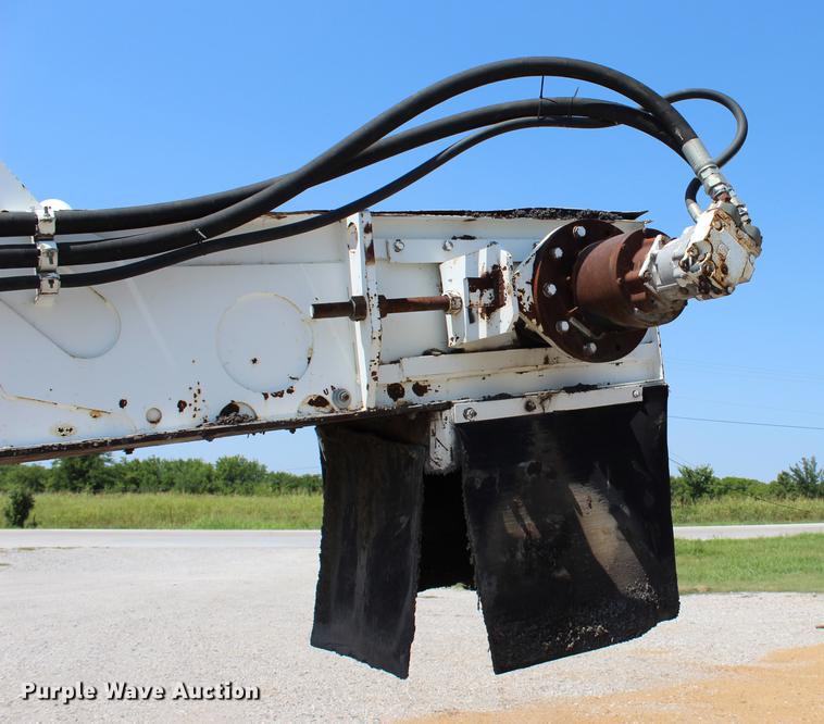 image for item DE3834 1995 Roadtec SB2500 Shuttle Buggy material transfer vehicle