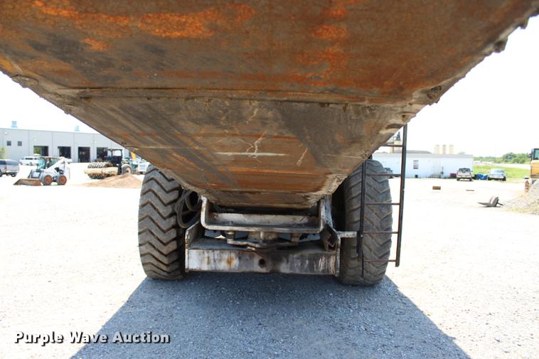 image for item DE3834 1995 Roadtec SB2500 Shuttle Buggy material transfer vehicle