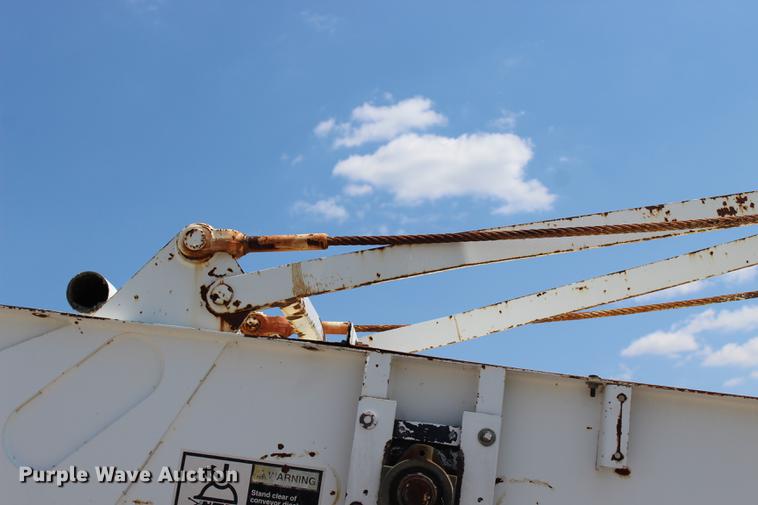 image for item DE3834 1995 Roadtec SB2500 Shuttle Buggy material transfer vehicle