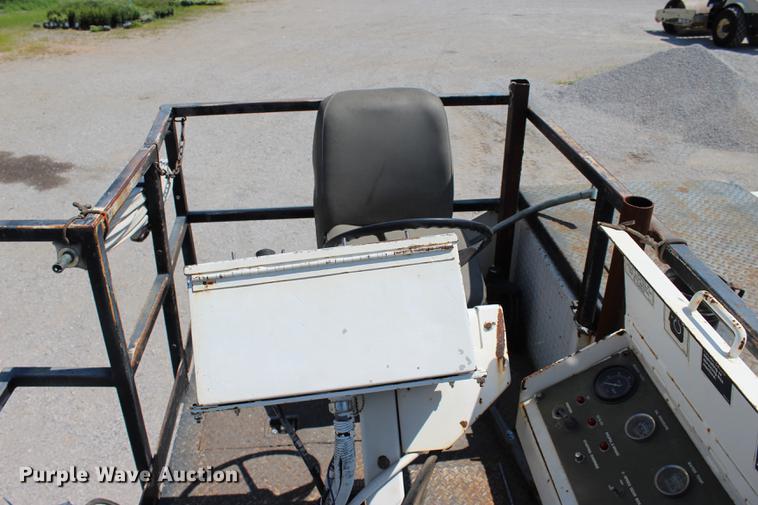 image for item DE3834 1995 Roadtec SB2500 Shuttle Buggy material transfer vehicle