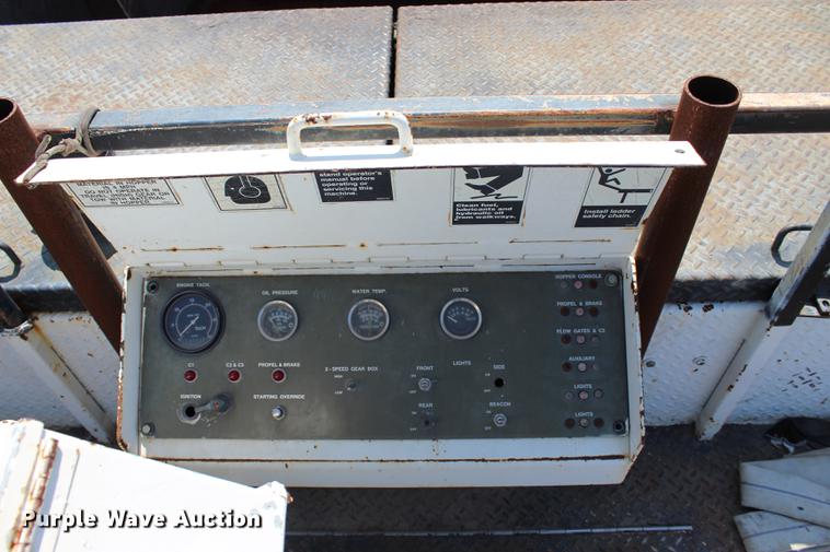 image for item DE3834 1995 Roadtec SB2500 Shuttle Buggy material transfer vehicle