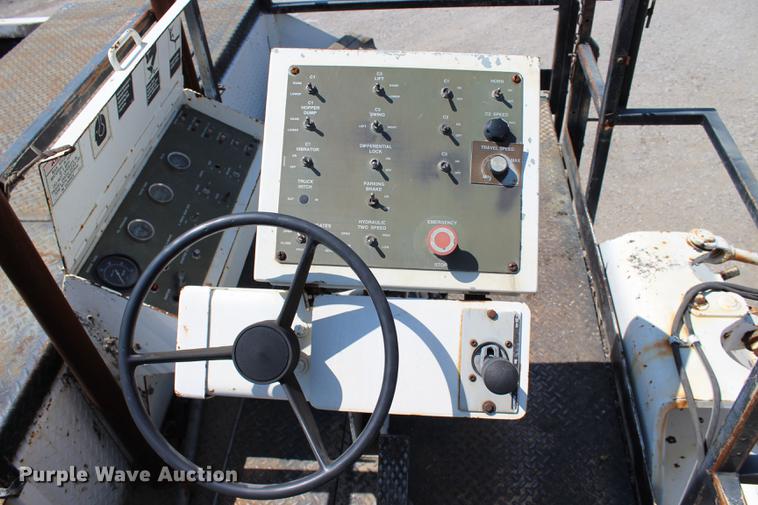 image for item DE3834 1995 Roadtec SB2500 Shuttle Buggy material transfer vehicle