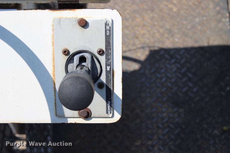 image for item DE3834 1995 Roadtec SB2500 Shuttle Buggy material transfer vehicle