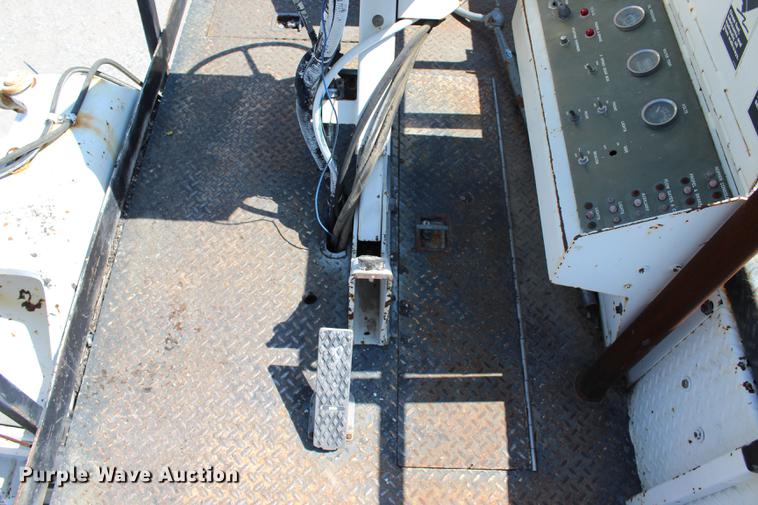 image for item DE3834 1995 Roadtec SB2500 Shuttle Buggy material transfer vehicle