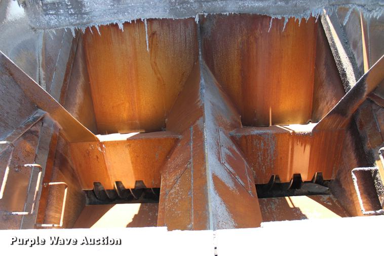 image for item DE3834 1995 Roadtec SB2500 Shuttle Buggy material transfer vehicle