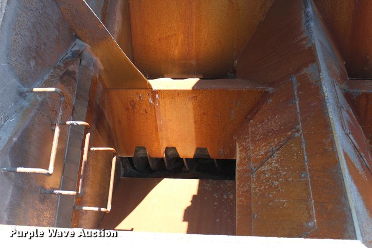 image for item DE3834 1995 Roadtec SB2500 Shuttle Buggy material transfer vehicle