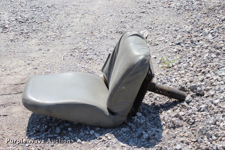 image for item DE3834 1995 Roadtec SB2500 Shuttle Buggy material transfer vehicle