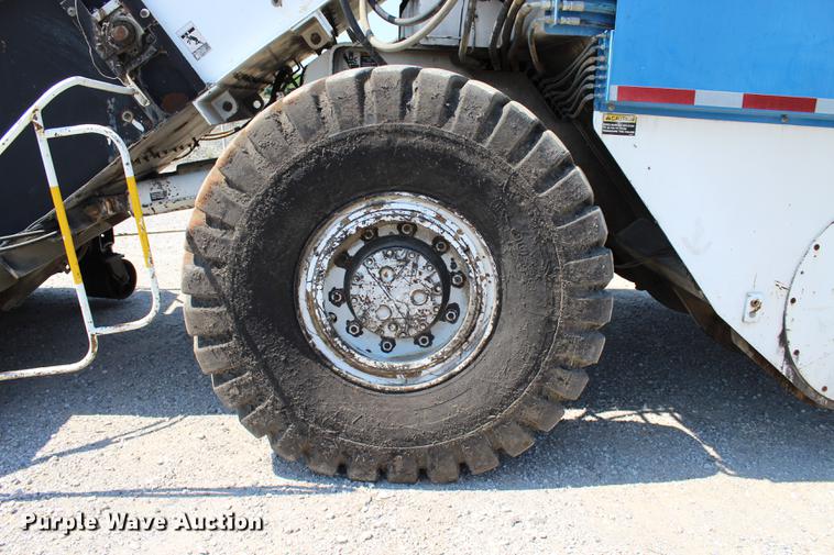 image for item DE3834 1995 Roadtec SB2500 Shuttle Buggy material transfer vehicle