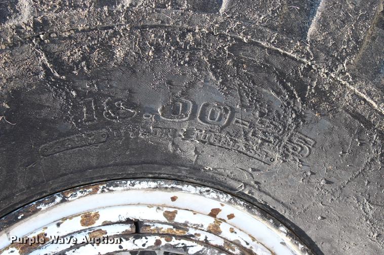 image for item DE3834 1995 Roadtec SB2500 Shuttle Buggy material transfer vehicle