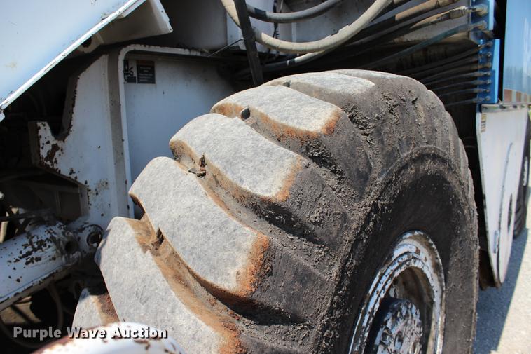 image for item DE3834 1995 Roadtec SB2500 Shuttle Buggy material transfer vehicle