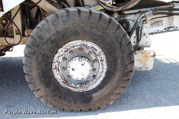 image for item DE3834 1995 Roadtec SB2500 Shuttle Buggy material transfer vehicle