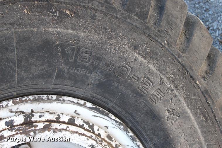 image for item DE3834 1995 Roadtec SB2500 Shuttle Buggy material transfer vehicle