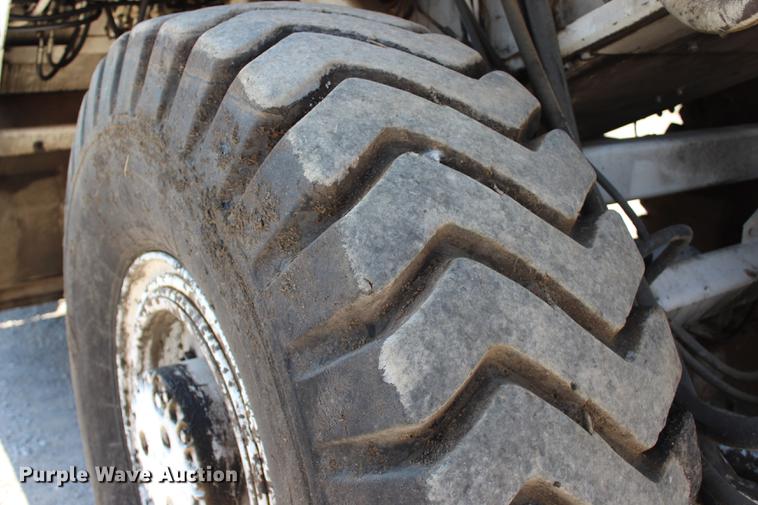 image for item DE3834 1995 Roadtec SB2500 Shuttle Buggy material transfer vehicle