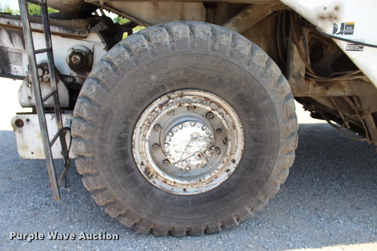 image for item DE3834 1995 Roadtec SB2500 Shuttle Buggy material transfer vehicle