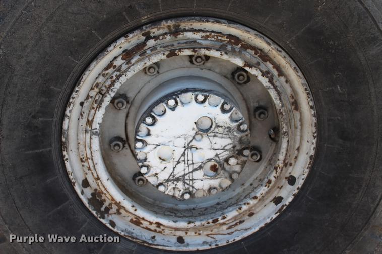 image for item DE3834 1995 Roadtec SB2500 Shuttle Buggy material transfer vehicle