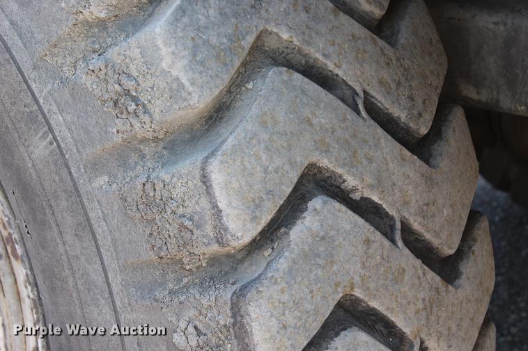 image for item DE3834 1995 Roadtec SB2500 Shuttle Buggy material transfer vehicle